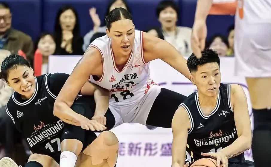 关于独角戏还是团队战，球员表现点亮赛场的信息