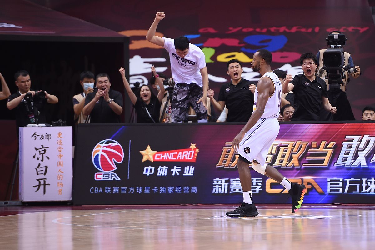 篮球赛事中一位球员的出色表现震撼了现场观众
