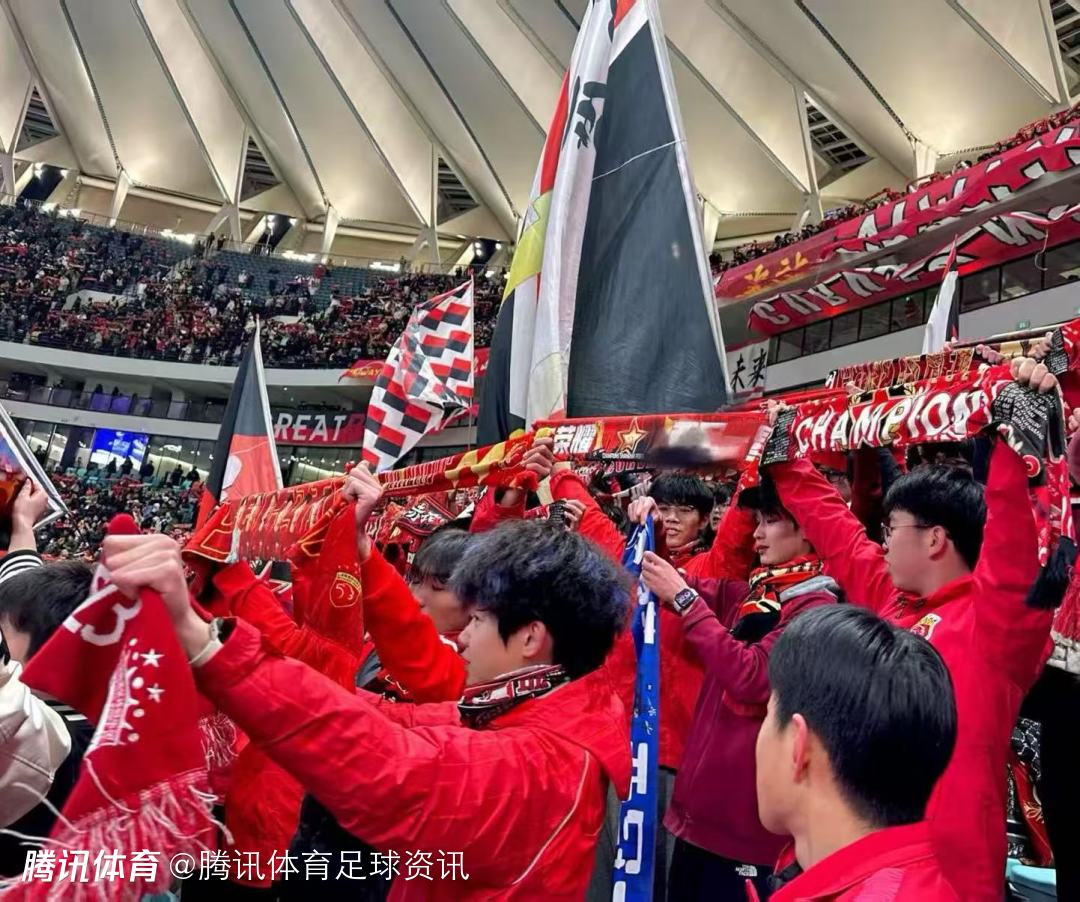 足球冠军战战况激烈，球员全力拼搏