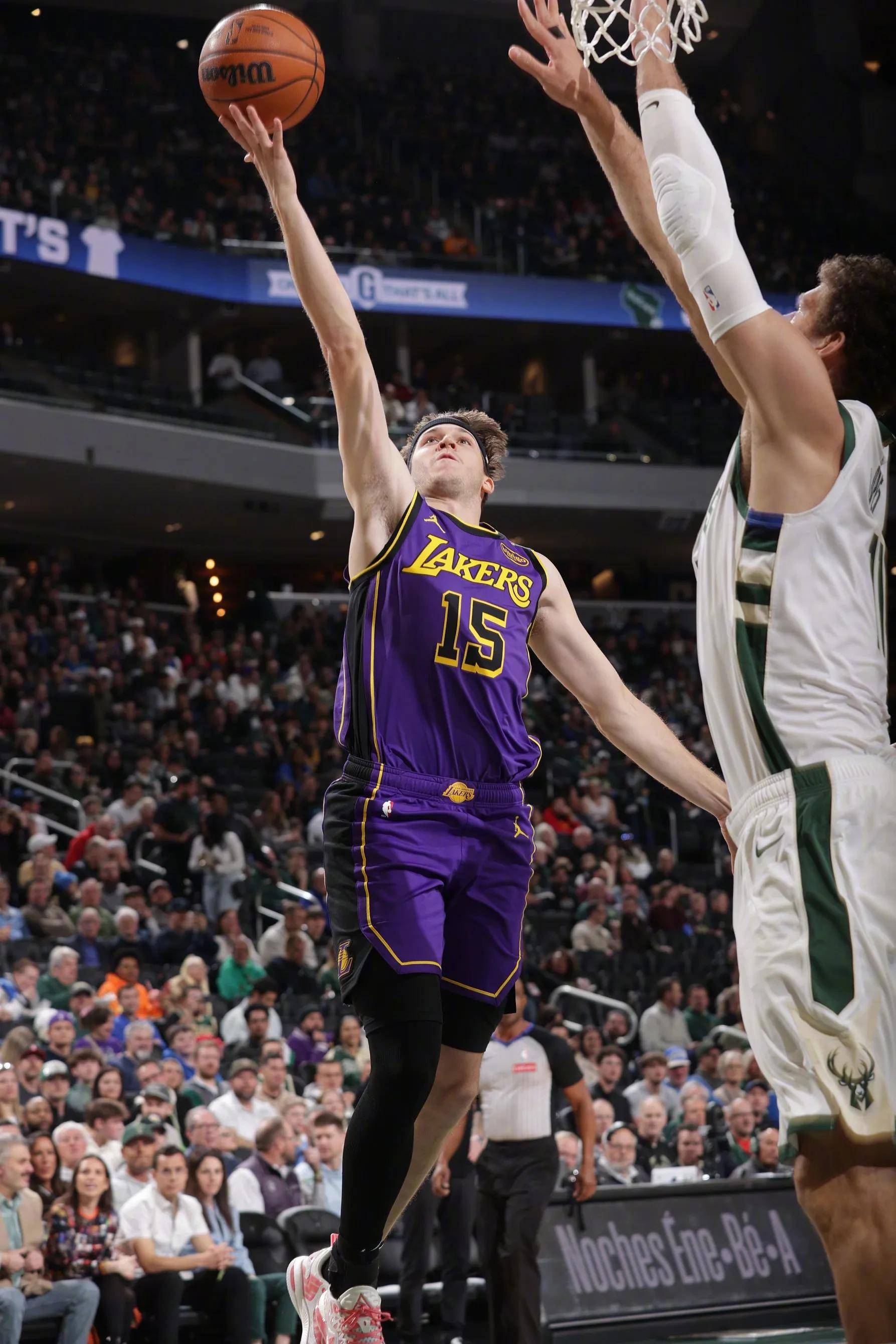 包含湖人前锋新秀连续砍下双20+，成为球队得分王的词条