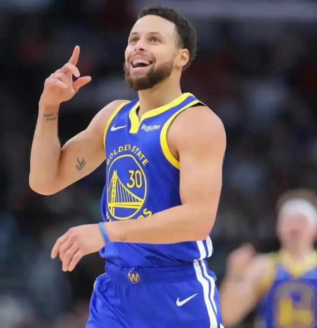 勇士客场胜独行侠,继续保持不败纪录 勇士客场胜独行侠,继续保持不败纪录