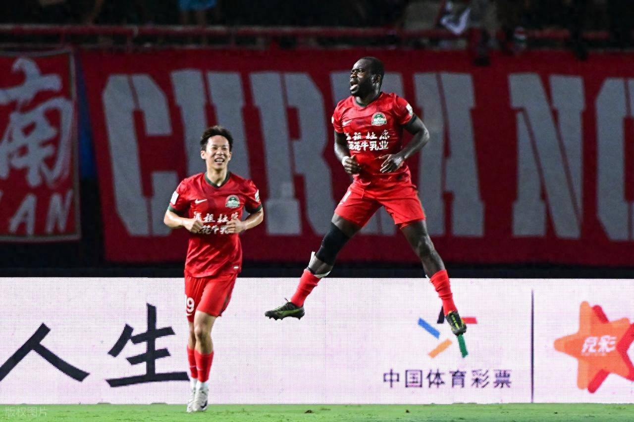 球队获胜庆祝,队员欢呼雀跃 球队获胜庆祝,队员欢呼雀跃