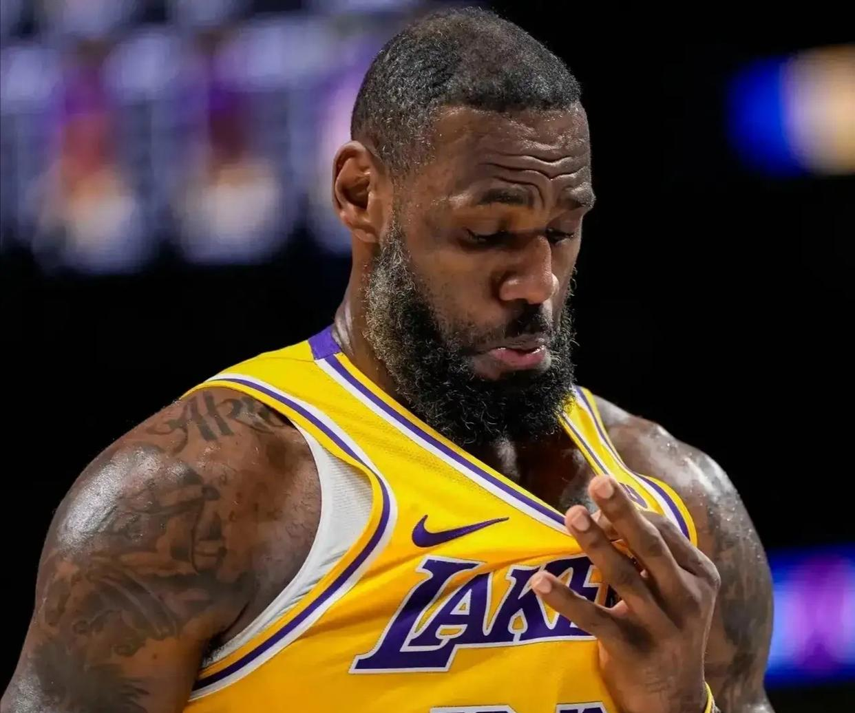 詹姆斯大号三双带队胜掘金