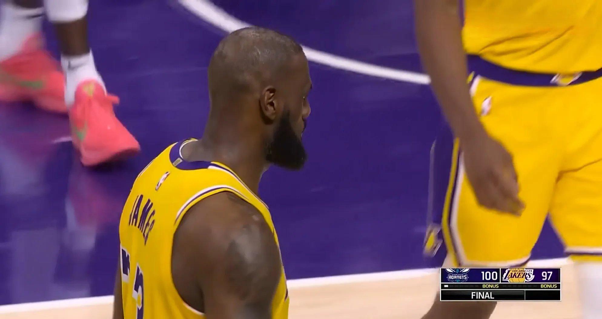 开云体育下载-湖人击败黄蜂，詹姆斯领军全面表现