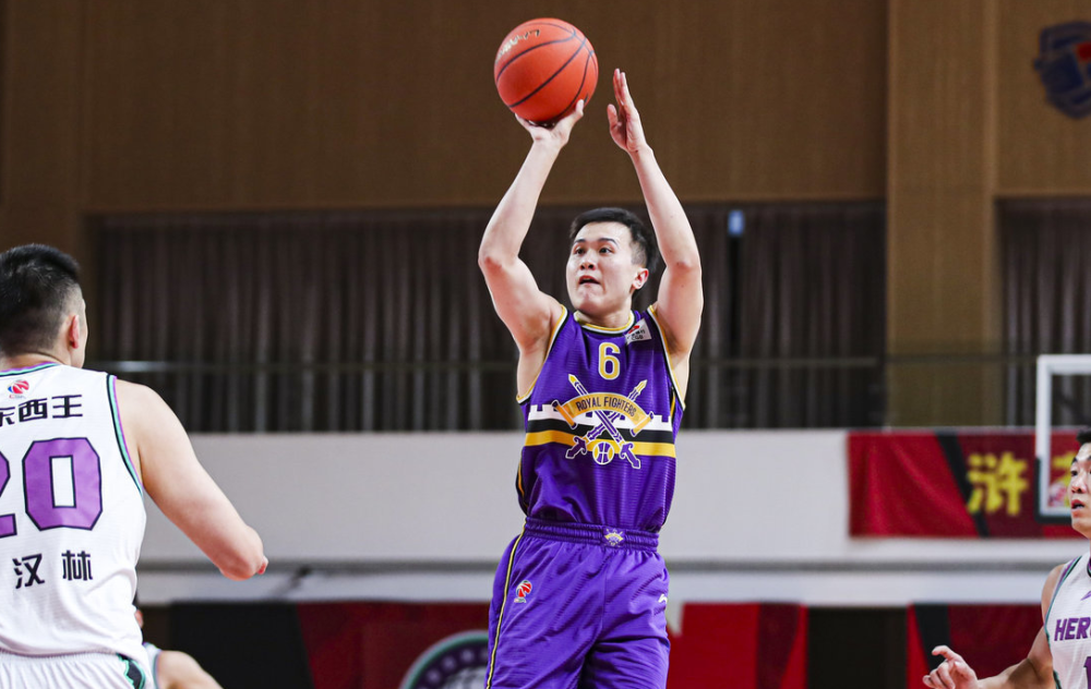 开云体育平台APP-上海队遭遇连败，季后赛形势严峻