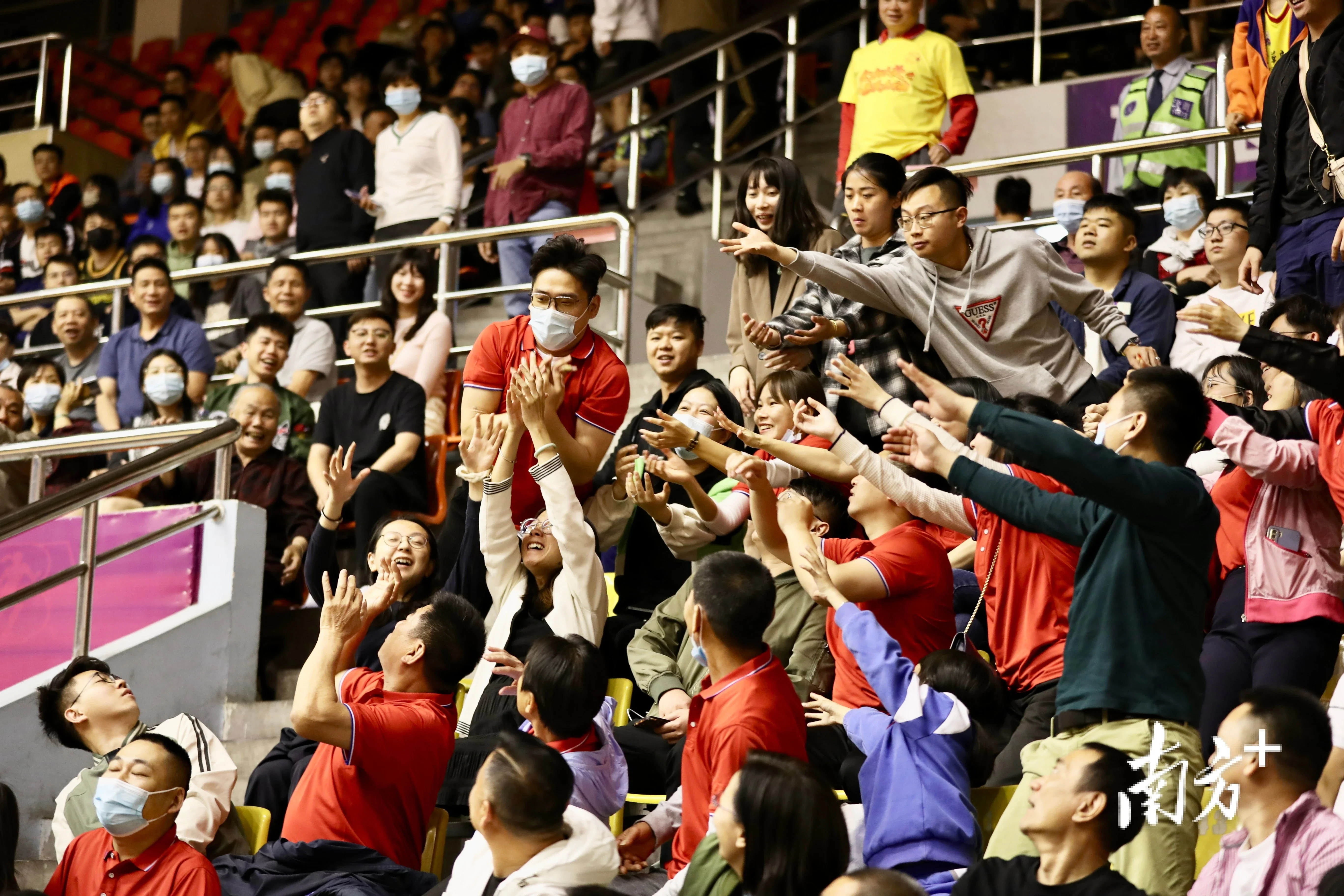 开云平台-观众观战某比赛，为球员呐喊助威