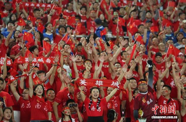 观众观战某比赛，为球员呐喊助威