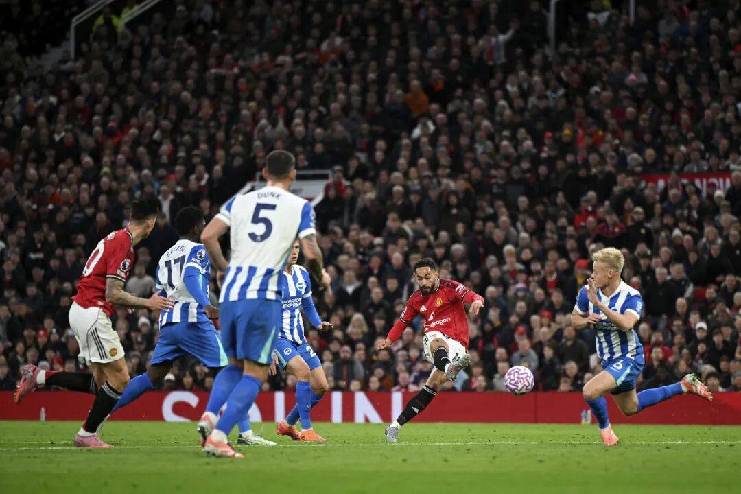 开云平台-曼联门将神奇连扑多球，展现世界级守门功夫