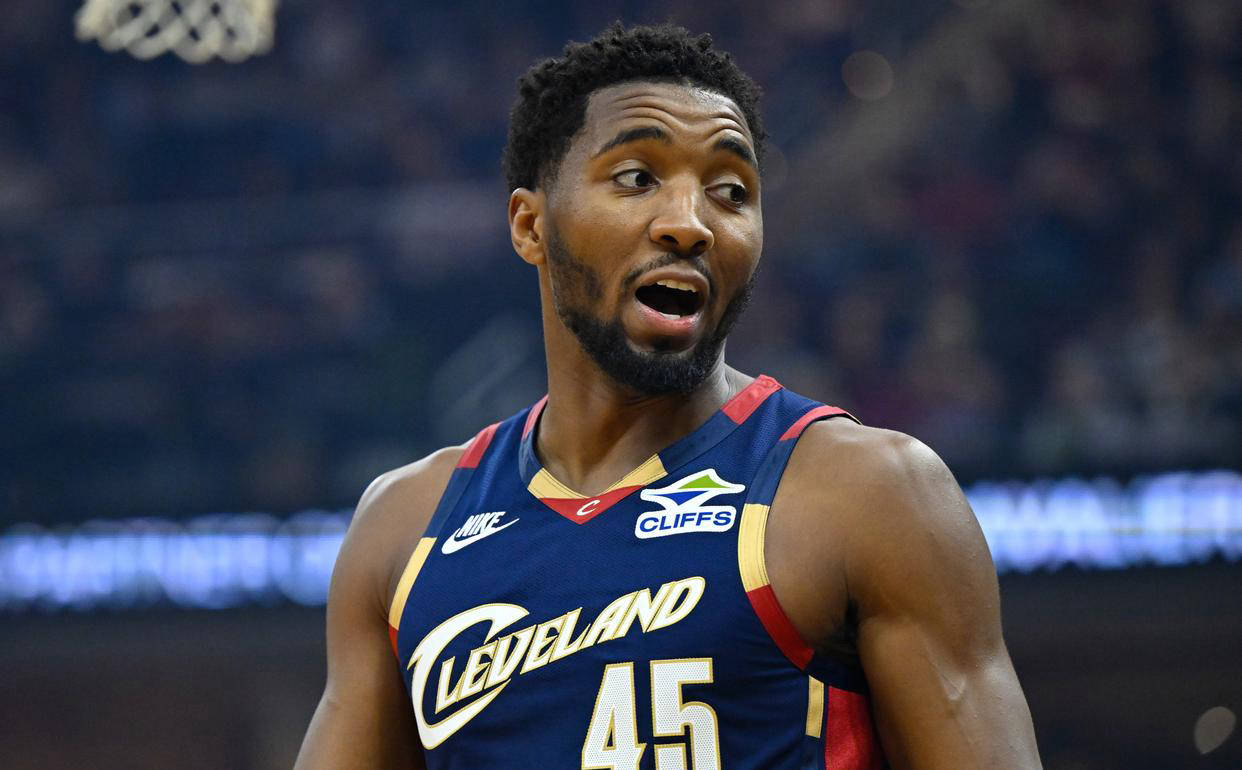 灰熊碾压鹈鹕，米切尔高光表现